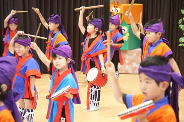 園児達がエイサー衣装を着て太鼓を叩いている写真2