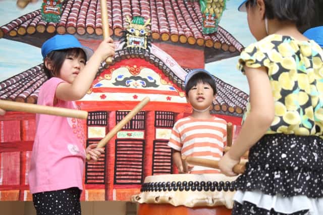 園児３人が大きい太鼓を叩いて練習している写真