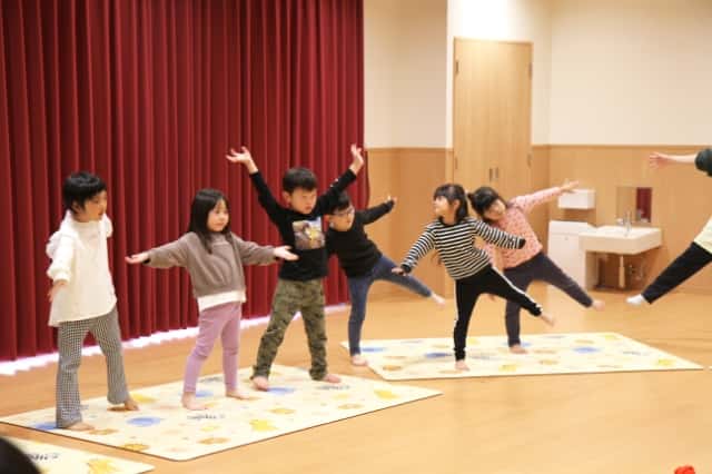 園児達が両手を広げて片足で立っている写真